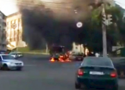 На видео попало, как горит маршрутка на Степана Разина в Воронеже