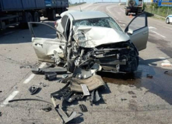 Опубликовано фото развороченной иномарки после ДТП с КАМАЗами под Воронежем