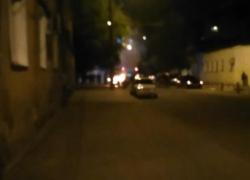 Горящий двигатель Volkswagen Golf сняли на видео в центре Воронежа