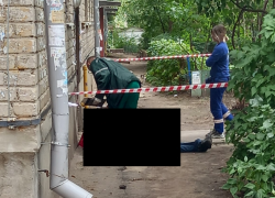 Воронежцы обнаружили труп мужчины у входа в подъезд 