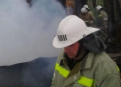 Полыхающий автосервис в Воронеже тушили полчаса спасатели МЧС 