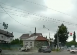 Момент опрокидывания такси показали на видео в Воронеже  