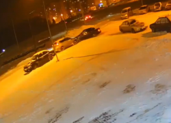 Никто не успел среагировать: камера наблюдения зафиксировала странное ДТП в Воронеже