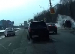 На видео попало, как «Нива Шевроле» улетает в сугроб на воронежской дороге