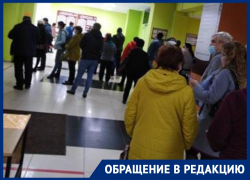 Пациенты вынуждены толпиться в воронежской поликлинике вопреки COVID-19