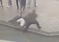 Избиение уличного музыканта попало на видео с камер наблюдения в Воронеже 