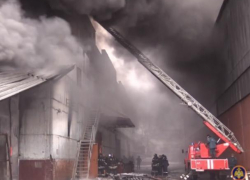 Тушение склада с резиной в Воронеже попало на видео