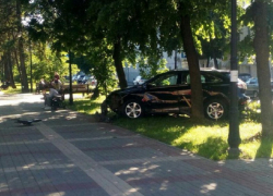 В Воронеже элитный Lexus столкнулся с Toyota и снес забор