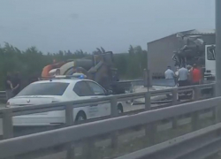 Последствия столкновения фуры и бетономешалки на трассе М-4 «Дон» показали на видео 