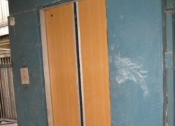 В Железнодорожном районе Воронежа две «управляшки» оштрафуют за опасные лифты