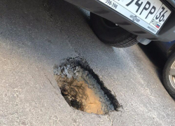 Автомобилисты пожаловались на глубокую яму в асфальте в центре Воронежа