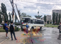 Пассажирский автобус протаранил светофор в Воронеже