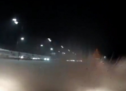 На видео попало, как ВАЗ выбил иномарку в кювет в Воронеже 