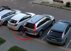 Малолетнее издевательство над иномаркой сняли в Воронеже