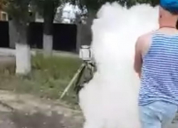 Десантник красиво расправился с треногами огнетушителем под Воронежем