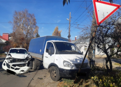 Полицейские показали снимки с места столкновения ГАЗ и иномарки в Воронеже 