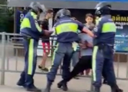 Отправляйся в пешее эротическое: задержанный мотоциклист покрыл матом полицию в Воронеже