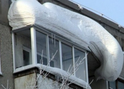 В воронежской многоэтажке из-за снега обрушился балкон  