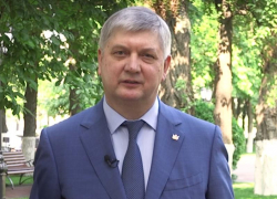 В рекламу голосования за поправки в Конституцию превратил поздравление с Днем России губернатор Гусев