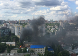 Крупный пожар в заброшенном сарае попал на видео в Воронеже 