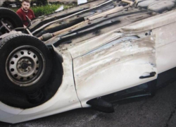 Lada Granta перевернулась в результате ДТП на перекрестке в Воронеже