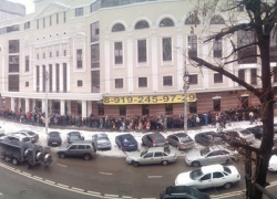 В Воронеже сотни фанатов простояли три часа на морозе за автограф рэпера