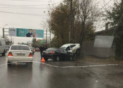 В воронежском ДТП иномарку от удара забросило на забор