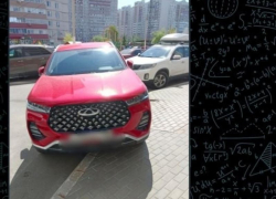 33-летнюю автомобилистку на Сhery наказали за парковку на бордюре в Воронеже