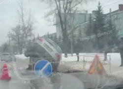 Внедорожник провалился в яму на дороге в Воронеже 