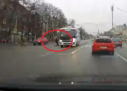 На видео сняли, как маршрутчик почти проехал по ребенку в Воронеже
