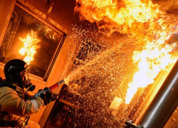 Воронежские пожарные полчаса тушили загоревшийся пивной магазин
