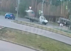 Момент вылета грузовика с мороженым в канаву попал на видео в Воронеже 