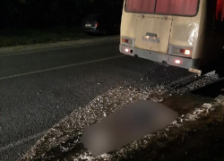 Пешеход упал под колеса ПАЗа и оказался насмерть задавлен в Воронежской области 