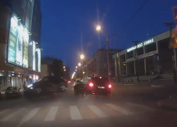  В интернете выложили видео, как в дорогостоящая "Ауди Q7" перевернулась в центре Воронежа