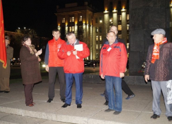 Новых членов КПРФ приняли в партию перед окнами воронежского правительства