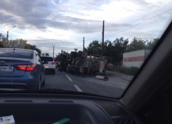 В Воронеже бетономешалка влетела в Honda и перевернулась: беременная женщина и ребенок пострадали