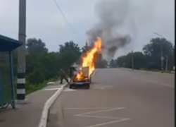 Эпично горящая «Нива» попала на видео в Воронежской области  