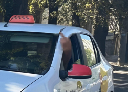 Дерзкий маневр таксиста жестко подставил автомобилиста в Воронеже