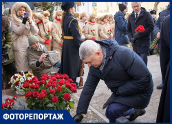 На место гибели десятков детей возложили цветы жители Воронежа 