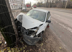 Пенсионерка погибла после столкновения с деревом в Воронеже