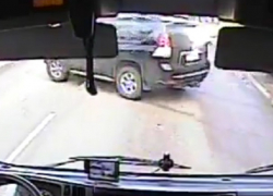 Момент столкновения Toyota Land Cruiser Prado с ВАЗом в Воронеже попал на видео