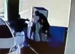 Удар Зидана: недовольный водитель напал на заправщика в Воронеже