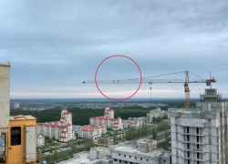 Два руфера застряли на огромном башенном кране в Воронеже 