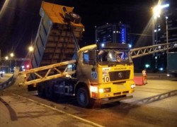 Грузовик с поднятым кузовом снёс металлическую опору над окружной в Воронеже