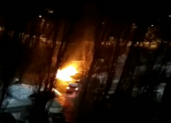 Полыхающая иномарка попала на видео в Воронеже