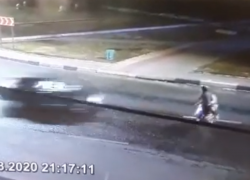 Жуткий момент наезда на коляску из-за безрассудной матери сняли в Воронеже 