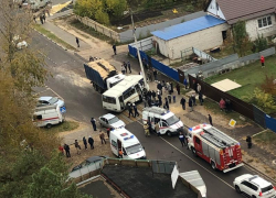 Скорая и МЧС съехались к месту ДТП с груженой фурой и автобусом в Воронеже 