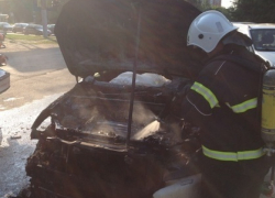 Иномарка внезапно вспыхнула на улице в Воронеже