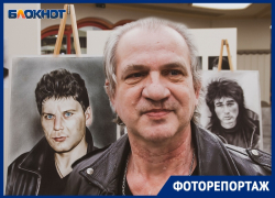 "Когда Юры не стало, я разбил гитару", – гитарист "Сектора Газа" на выставке портретов Хоя и Цоя