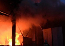 Ночью в Воронеже полыхающую лесопилку тушили девять спасателей